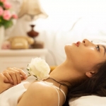 想练修图没有原片？少女室内清新写真RAW原图！