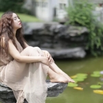 想练修图没有原片？水池边高颜值美女RAW原图来了！