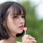 想练修图没有原片?清纯甜美少女人像写真RAW原图来了!