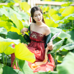 想练修图没有原片?夏日荷叶美女写真原图来了!