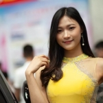 想练修图没有原片？车模黄衣美女写真RAW原图来了！