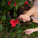 想练修图没有原片?邻家清纯美女摄影RAW原图来了!