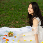 蕾丝白裙少美郊游写真原图