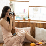 想练修图没有原片？清纯粉裙美女室内私房写真原图​