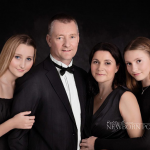 家庭人像团体照摆姿构图摄影布光教程-中英字幕