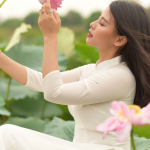 想练修图没有原片？荷花少女写真RAW原图来了！