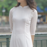 想练修图没有原片？清纯少女室外原图来了！