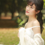 想练修图没有原片？户外精致美女原图来了！